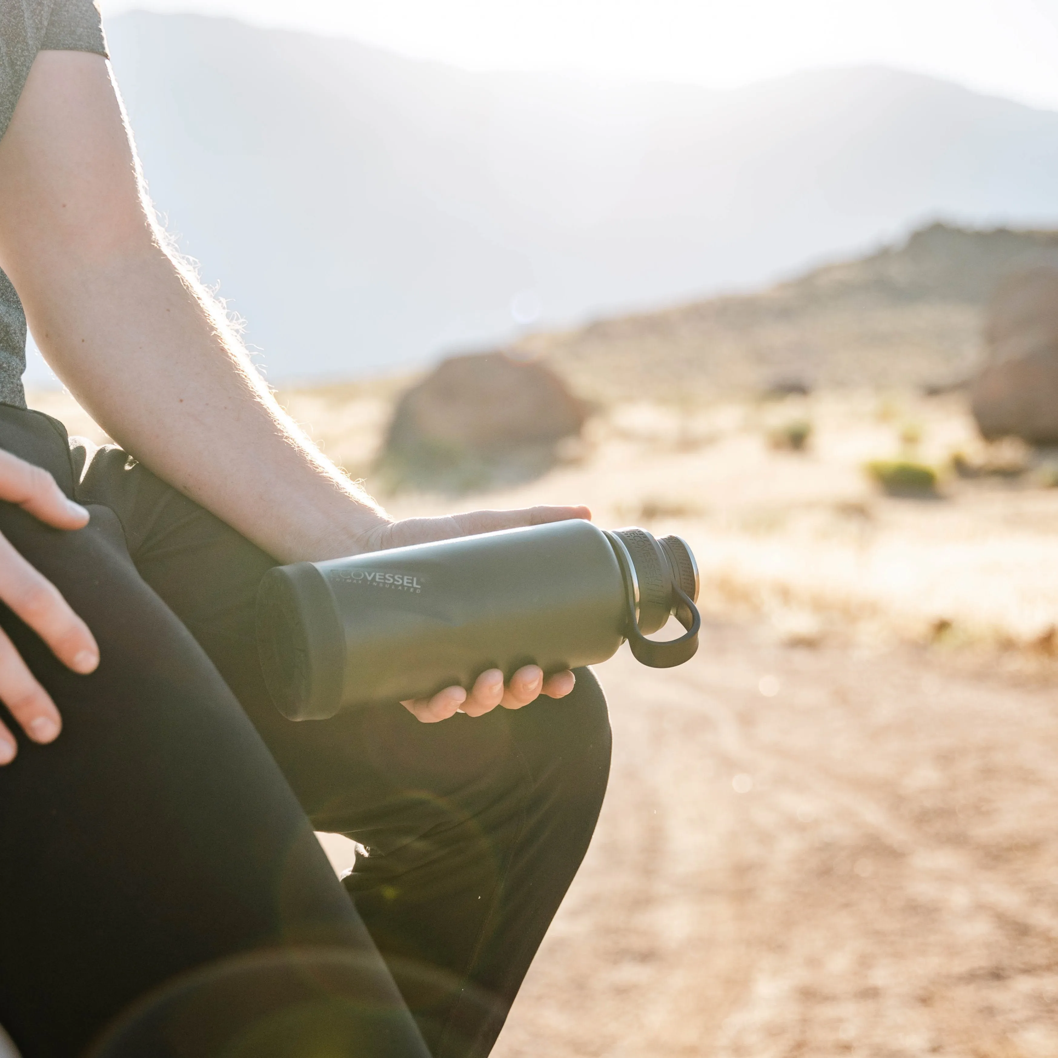 The Boulder - 32 oz Bottle with Screw Top & Strainer